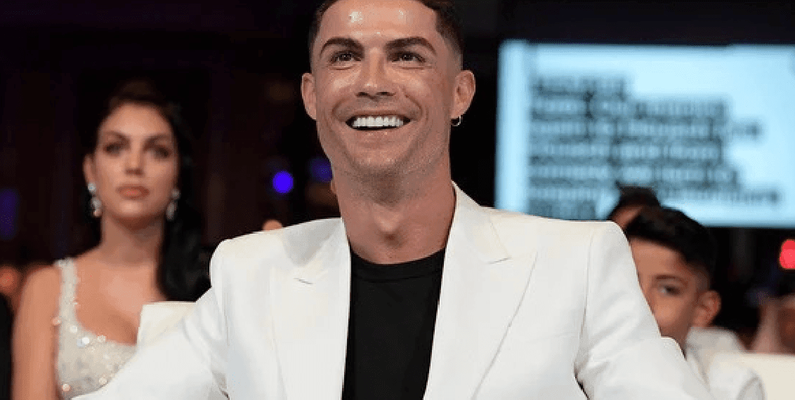 Cristiano Ronaldo Oo Saami Ka iibsaday Koox Spanish Ah.