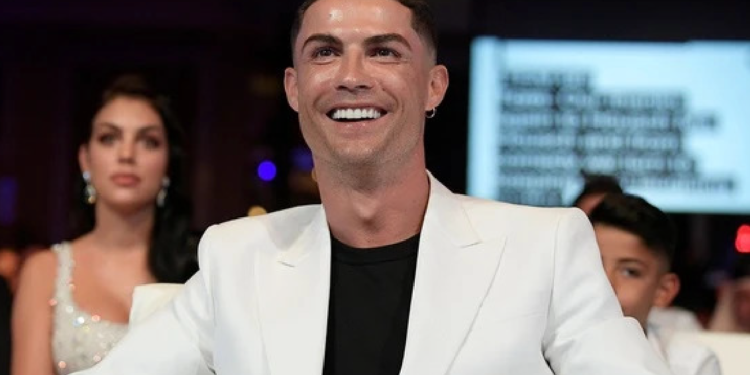 Cristiano Ronaldo Oo Saami Ka iibsaday Koox Spanish Ah.